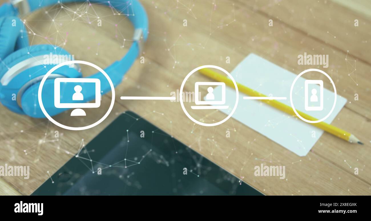 Immagine del diagramma di flusso di icone e punti collegati su cuffie, tablet digitale, matita e carta Foto Stock