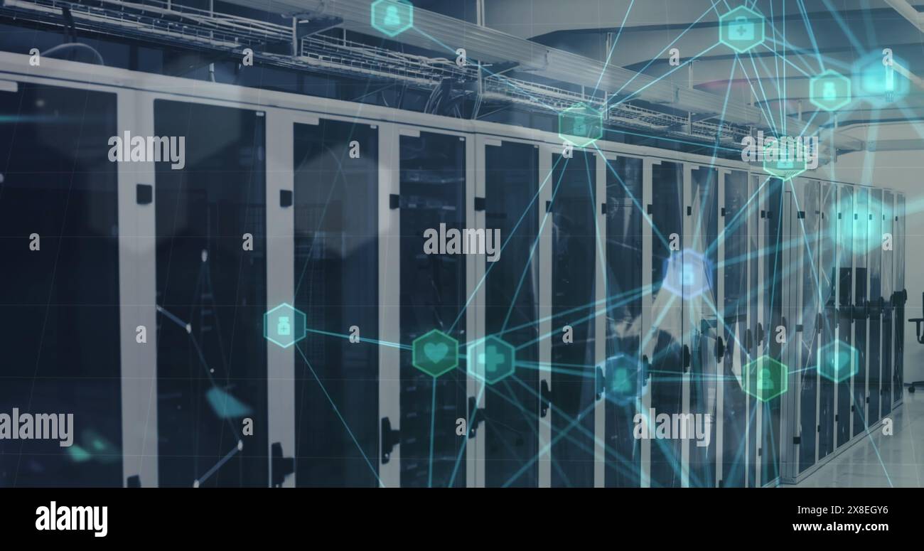 Immagine di rete di icone mediche, spot luminoso e reti plexus contro la sala server del computer Foto Stock
