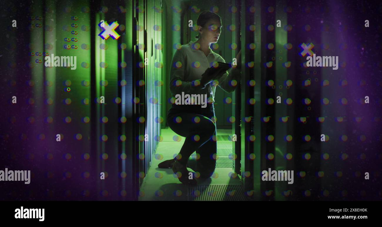 Immagine di forme astratte contro una donna caucasica che utilizza un tablet digitale nella sala server Foto Stock