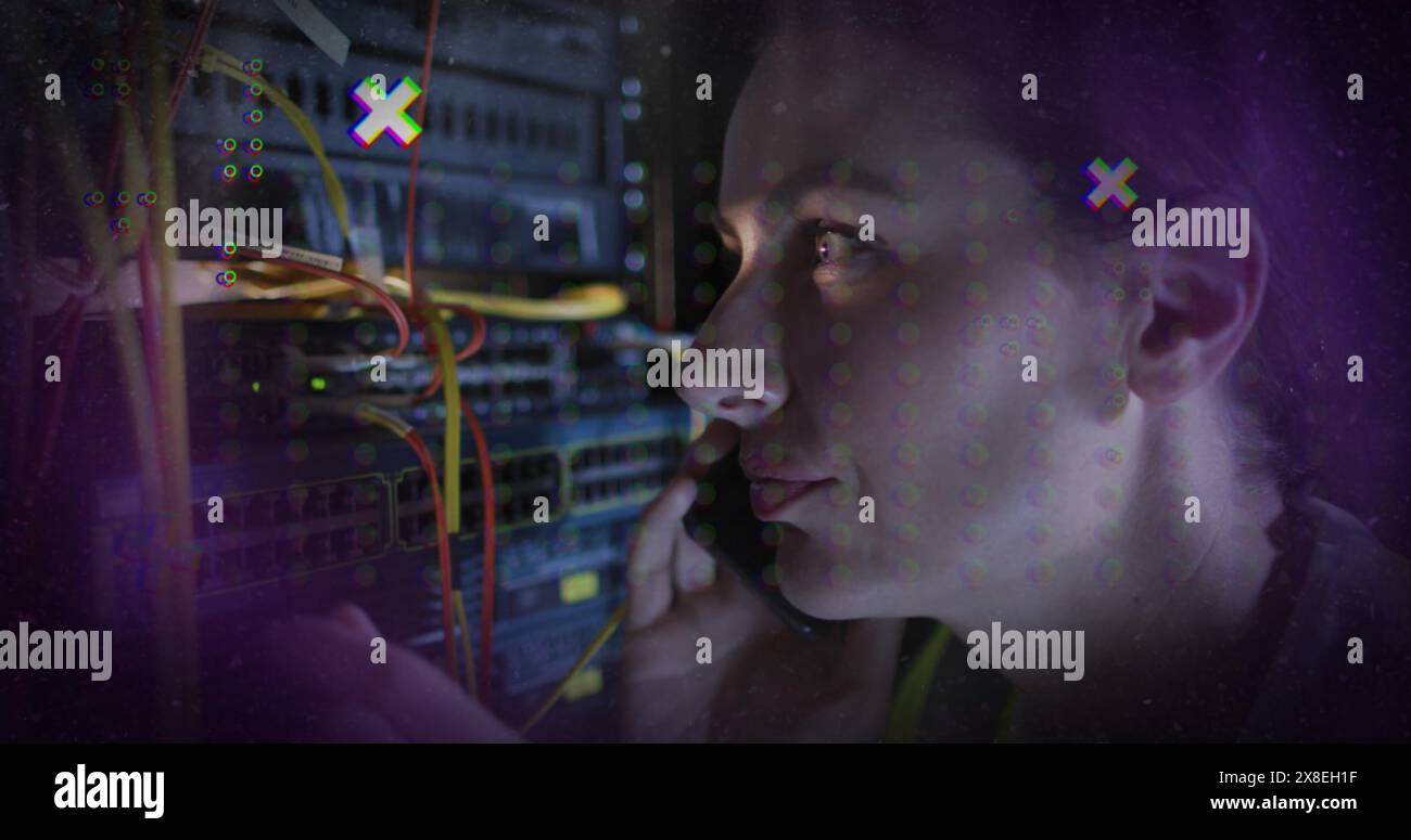 Immagine di forme astratte contro un ingegnere caucasico che parla sullo smartphone nella sala server Foto Stock