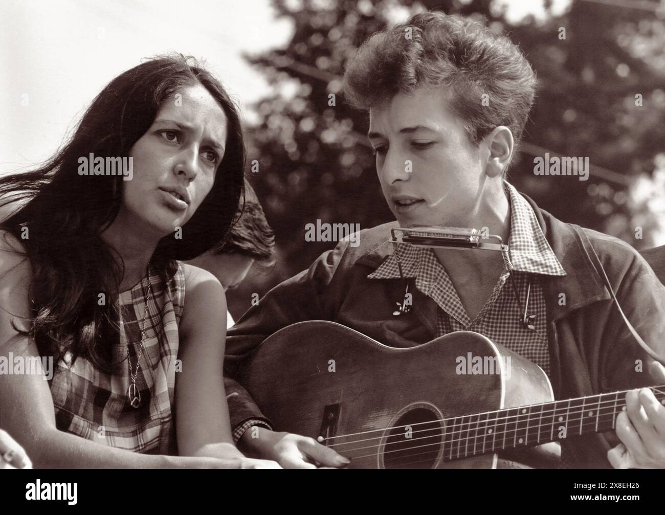 Joan Baez e Bob Dylan si esibiscono durante il rally March on Washington dove Martin Luther King pronunciò il suo discorso "i Have a Dream" il 28 agosto 1963, a Washington, D.C. (USA) Foto Stock