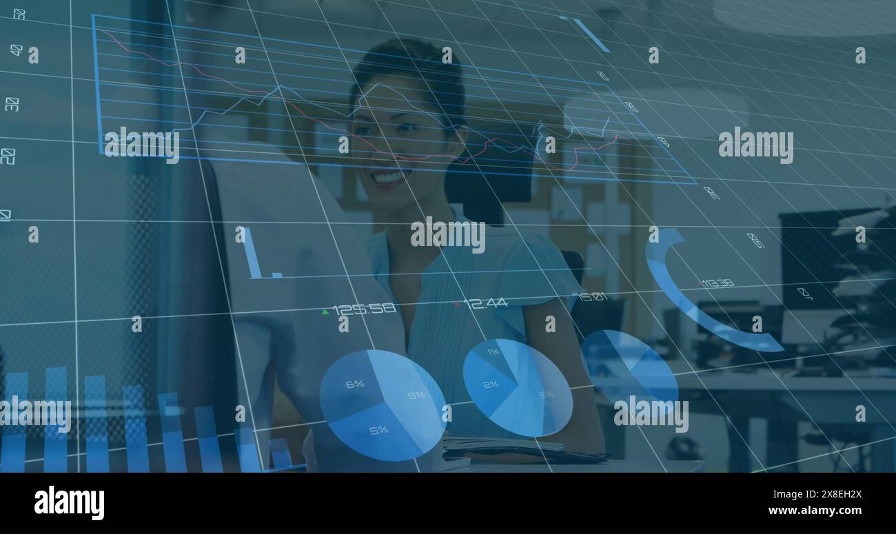 Immagine dell'elaborazione di dati statistici nei confronti di diversi uomini d'affari e di una donna d'affari in ufficio Foto Stock