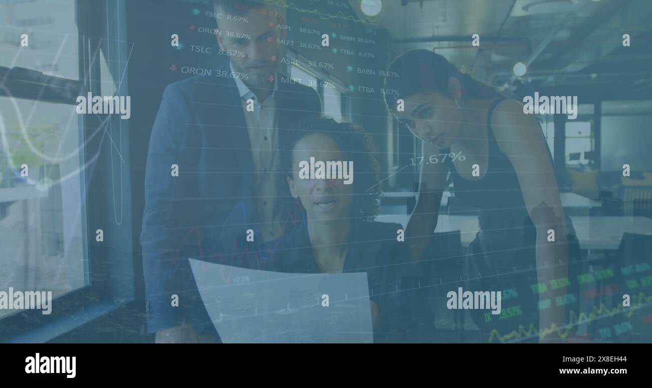 Immagine dell'elaborazione dei dati contro diversi imprenditori che discutono di documenti in ufficio Foto Stock