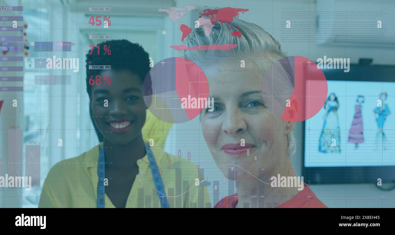 Immagine dell'elaborazione di dati statistici su due diverse stilisti di moda che sorridono in studio Foto Stock