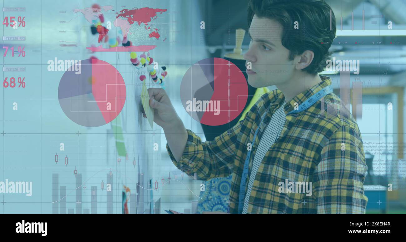 Immagine dell'elaborazione dei dati statistici contro gli appunti di appunti dello stilista maschile caucasico Foto Stock