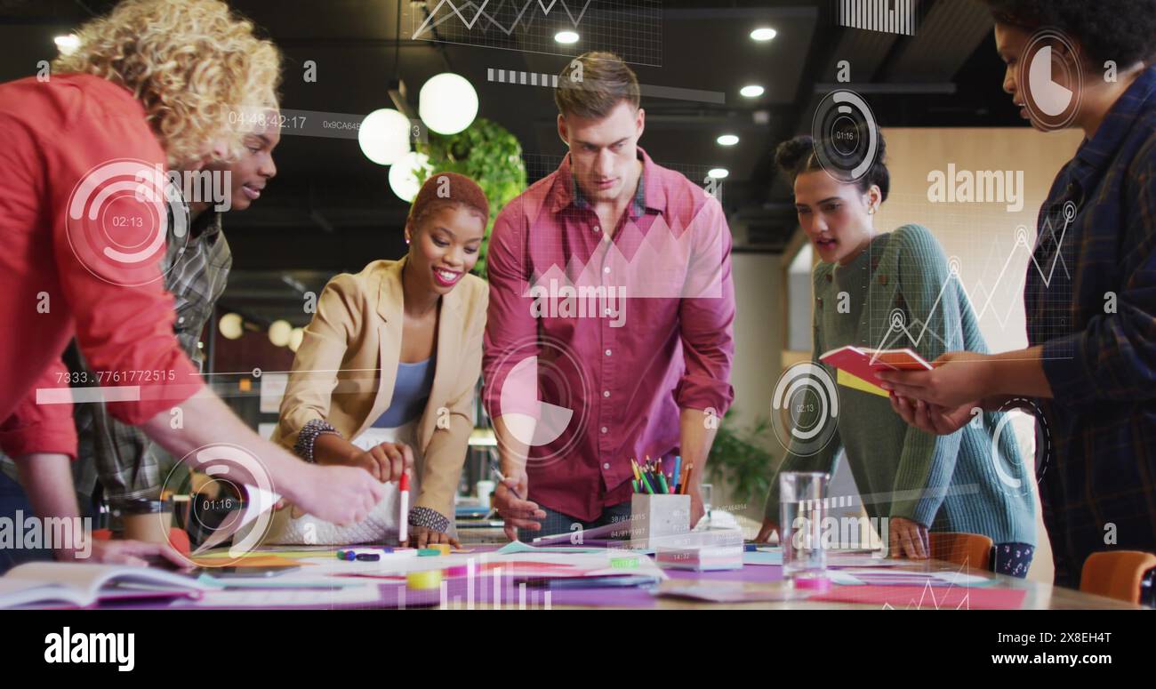 Immagine dell'elaborazione dei dati statistici su un team di colleghi diversi che discutono insieme in ufficio Foto Stock