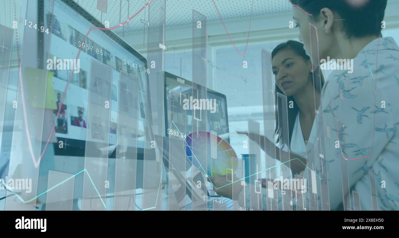 Immagine dell'elaborazione di dati statistici contro due diverse stilisti di moda che discutono Foto Stock