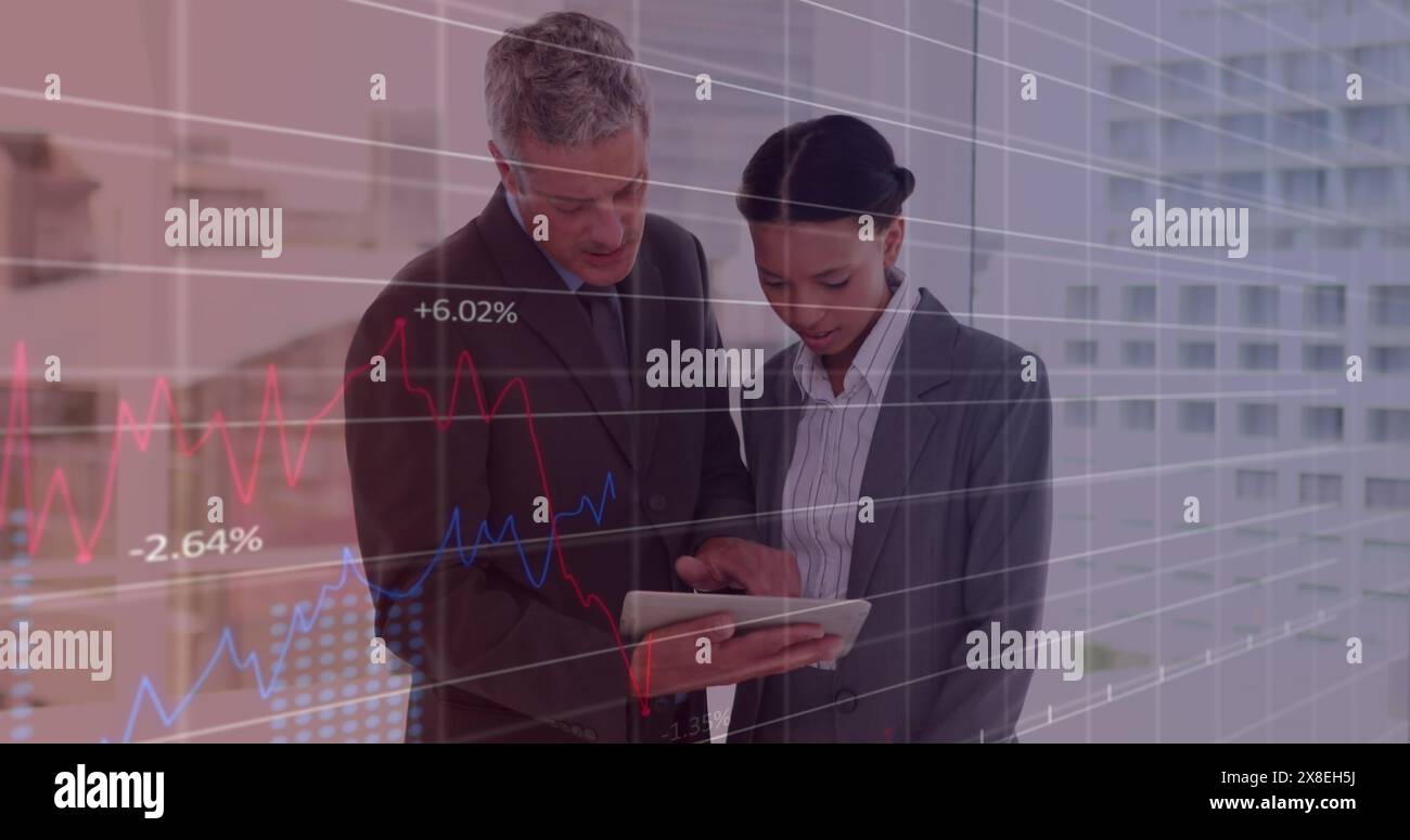 Immagine del trattamento dei dati contro diversi uomini d'affari e donne d'affari che discutono in ufficio Foto Stock