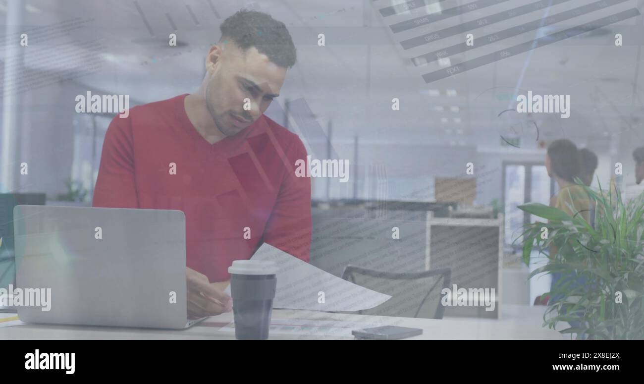 Giovane collega birazziale con capelli ricci corti e barba, in maglione rosso, studiando i documenti Foto Stock