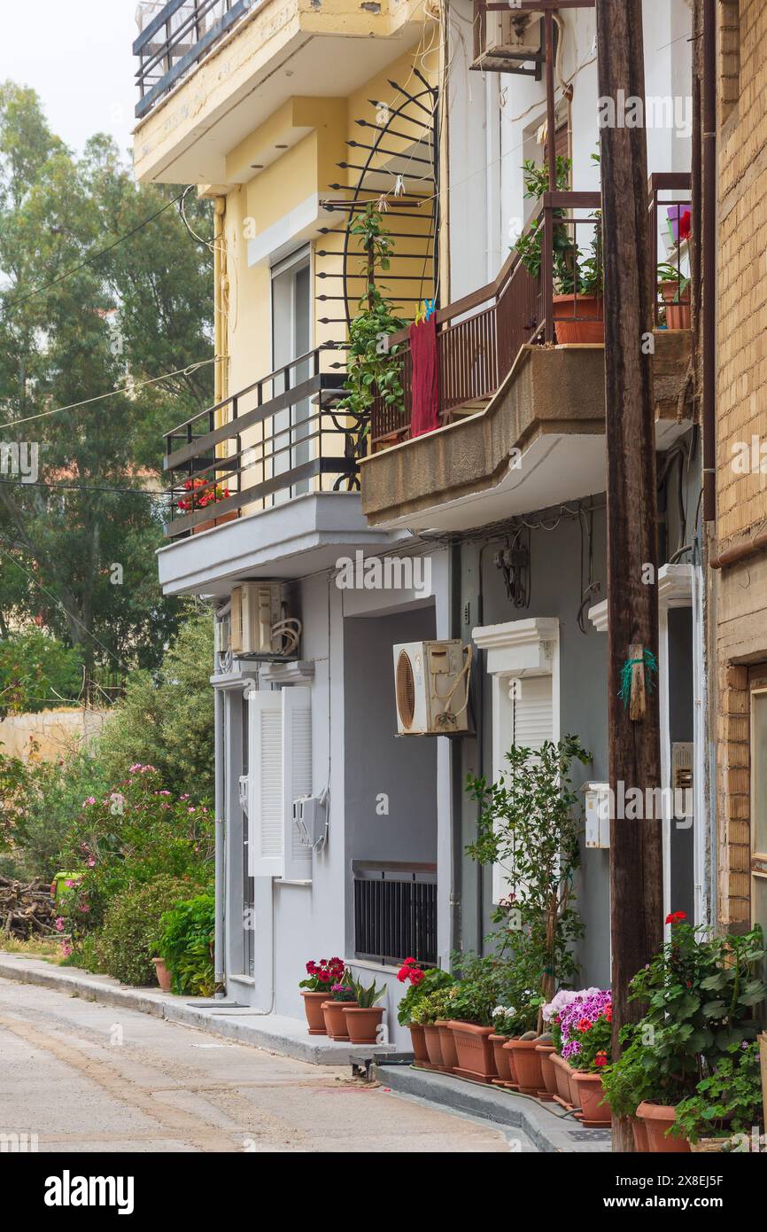 Vasi di fiori di fronte alle case di Agios Nikolaos a Creta in Grecia Foto Stock