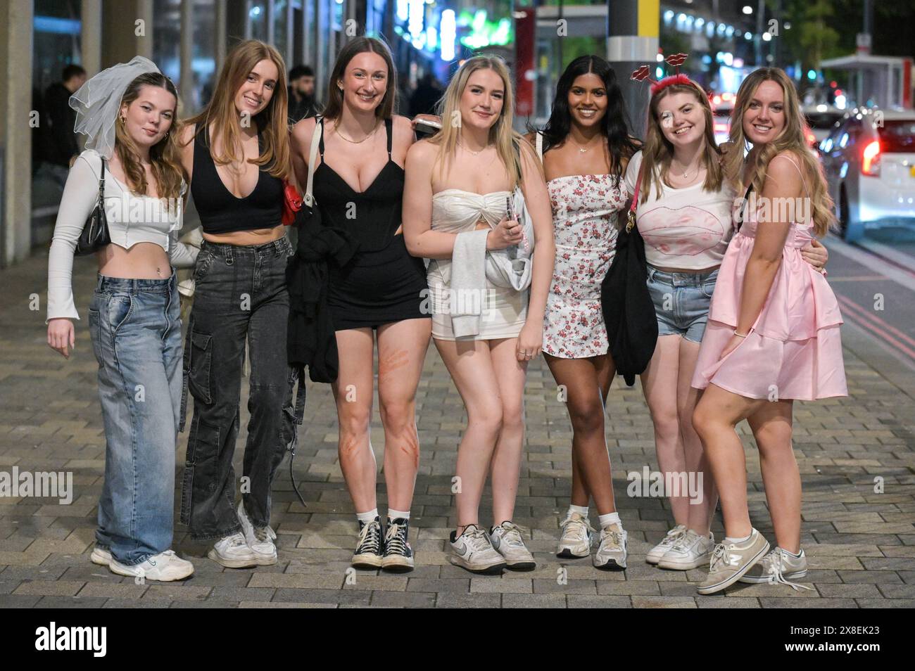 Broad Street, Birmingham, 25 maggio 2024 - i Revellers si sono recati nella famigerata Broad Street di Birmingham il venerdì sera per dare inizio alle celebrazioni delle festività. I festaioli si sono recati sulla Strip, facendo uscire i locali notturni di Rosies e Heidi. Gruppi di amici hanno posato per le foto mentre altri hanno dato ai loro compagni piggyback lungo la strada da un club all'altro. Anche la polizia delle Midlands occidentali era in vigore. Un gruppo di uomini è stato interrogato da due agenti di polizia dopo essere stati individuati con un grande contenitore di ossido di azoto, noto anche come "Hippy Crack", che ora è una droga di classe C. I paramedici erano anche chiamati nella zona della vita notturna a poppa Foto Stock