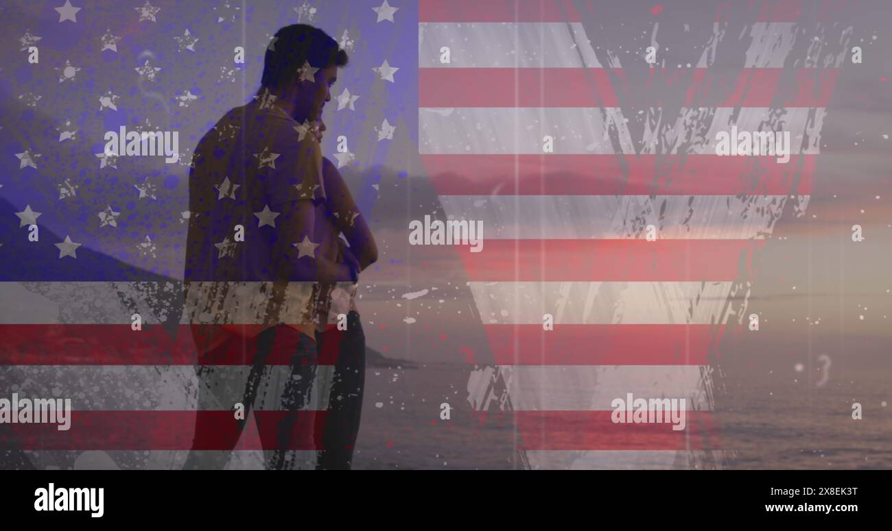 Immagine dell'effetto bandiera usa contro coppie birazziali che si abbracciano a vicenda in spiaggia Foto Stock