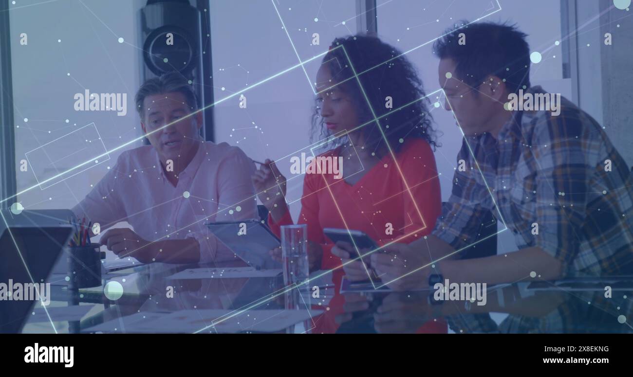 Immagine di schermate con numeri e grafici su diversi colleghi che discutono in ufficio Foto Stock