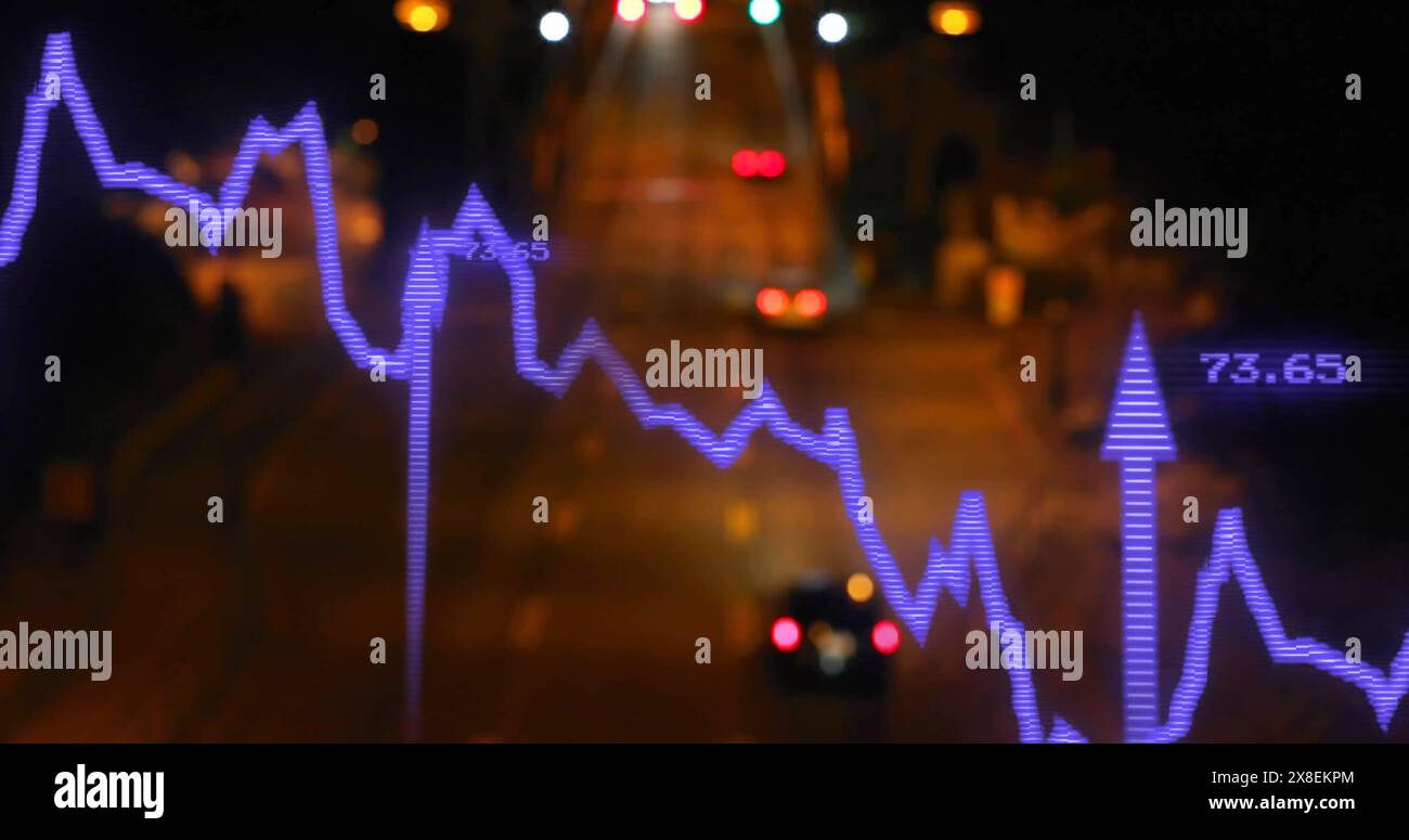 Immagine di onde sonore, grafici, codici e cartelli con freccia in alto sulle auto che si muovono su strade illuminate Foto Stock