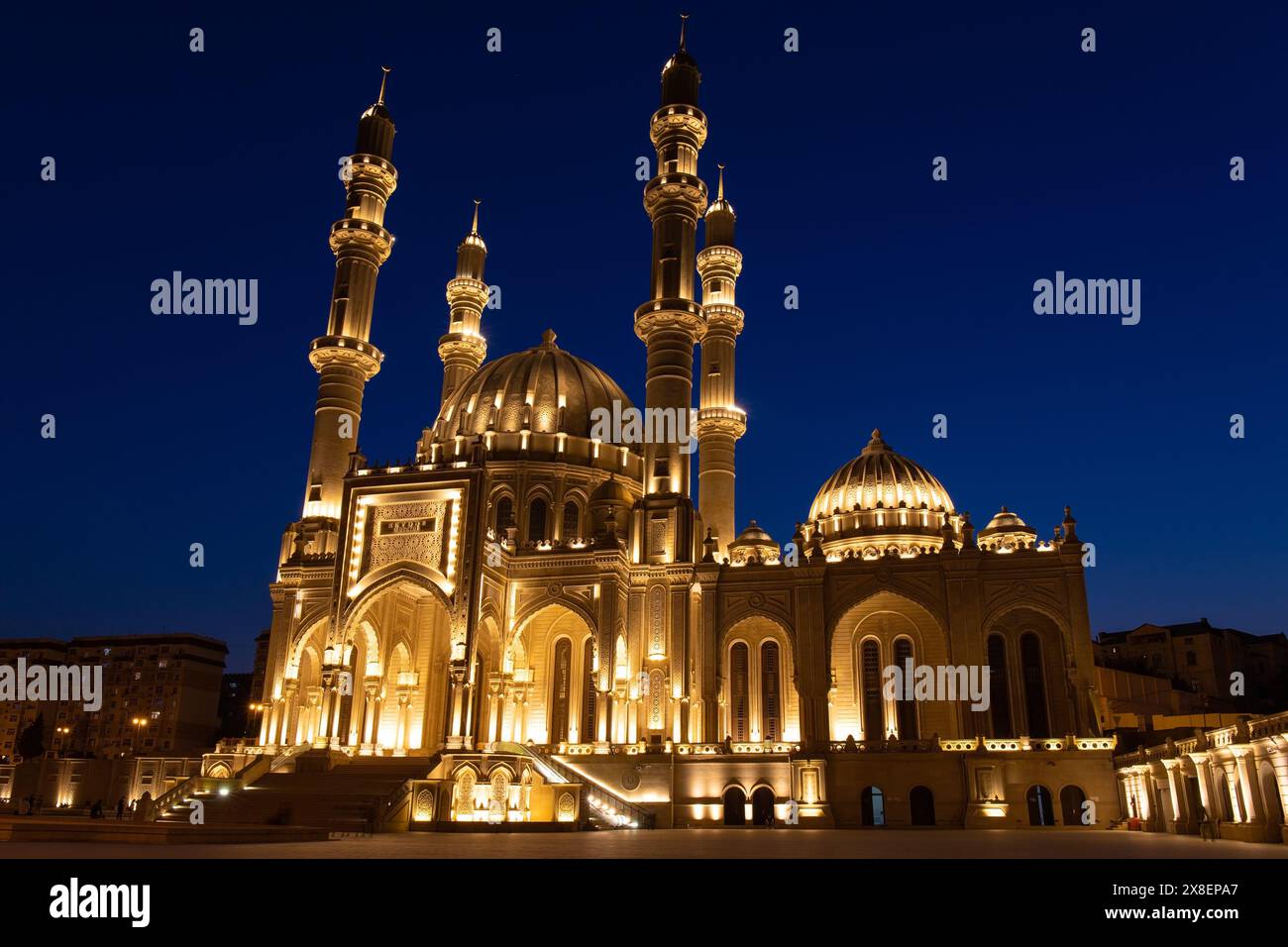 Baku. Azerbaigian. 08.27.2021. Bella e grande moschea di Heydar Aliyev dopo il tramonto. Foto Stock