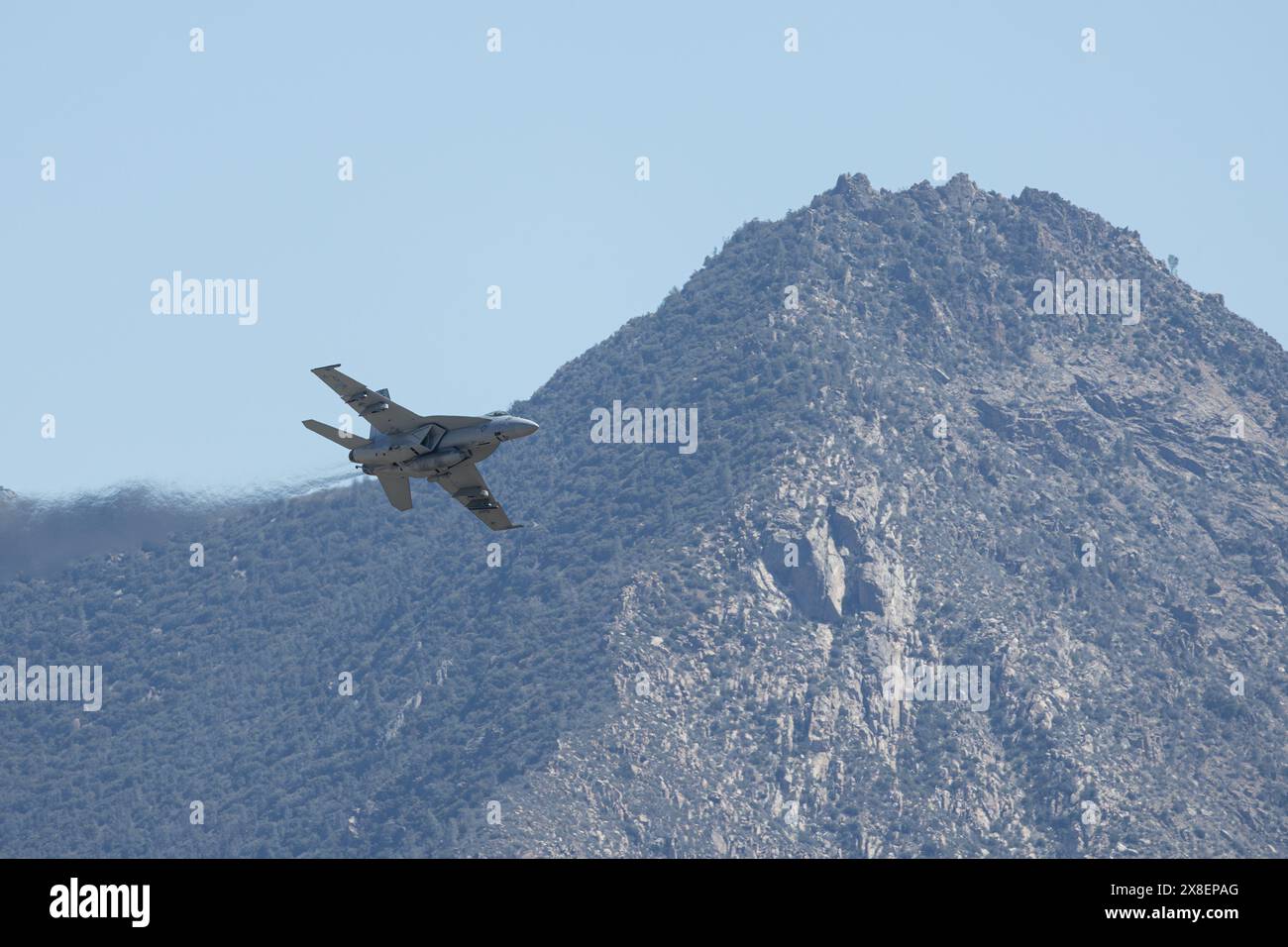 Un F/A-18E Super Hornet della United States Navy del VFA-113 vola attraverso la Sidewinder Route vicino a Kernville, CALIFORNIA, l'11 aprile 2024. (John Geldermann) Foto Stock