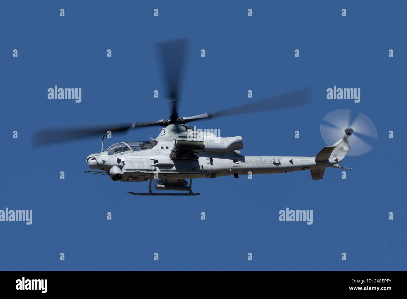 Un elicottero Viper dei Marines degli Stati Uniti vola lungo la Sidewinder Route vicino a Kernville, CALIFORNIA, l'11 aprile 2024. (John Geldermann) Foto Stock