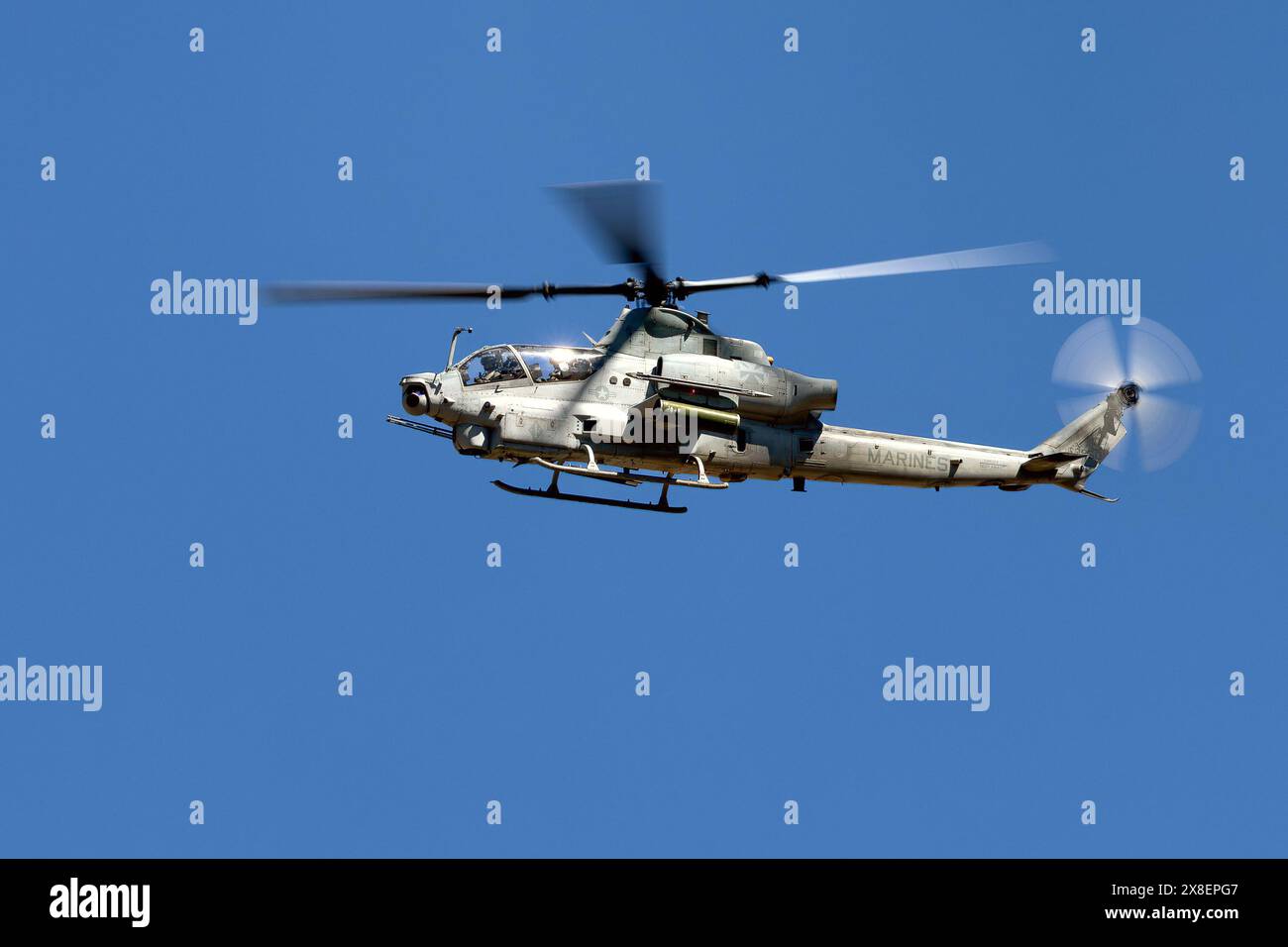 Un elicottero Viper dei Marines degli Stati Uniti vola lungo la Sidewinder Route vicino a Kernville, CALIFORNIA, l'11 aprile 2024. (John Geldermann) Foto Stock