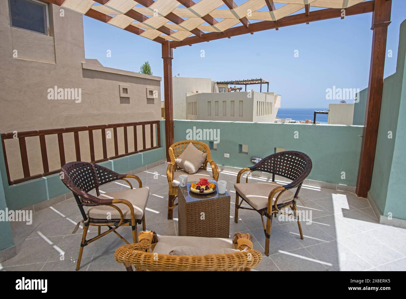 Terrazza sul tetto di un lussuoso appartamento in resort tropicale con mobili e vista mare dal balcone Foto Stock