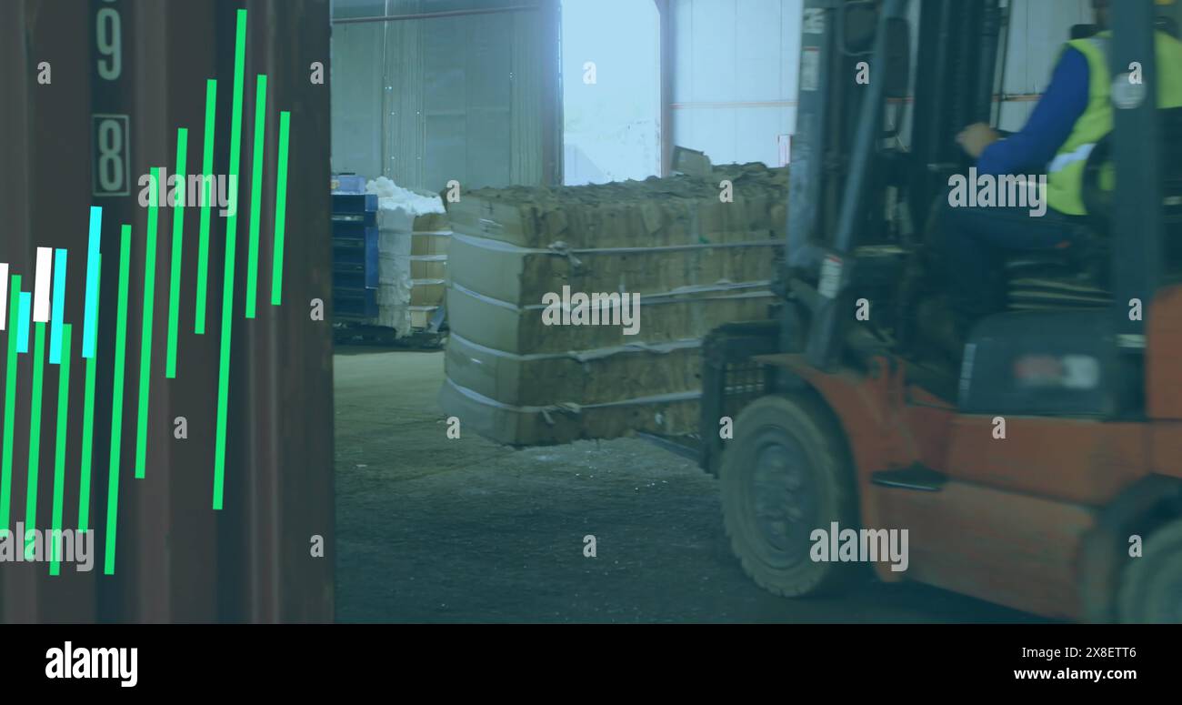 Questa è un'immagine di un lavoratore maschile che gestisce un carrello elevatore in un magazzino Foto Stock