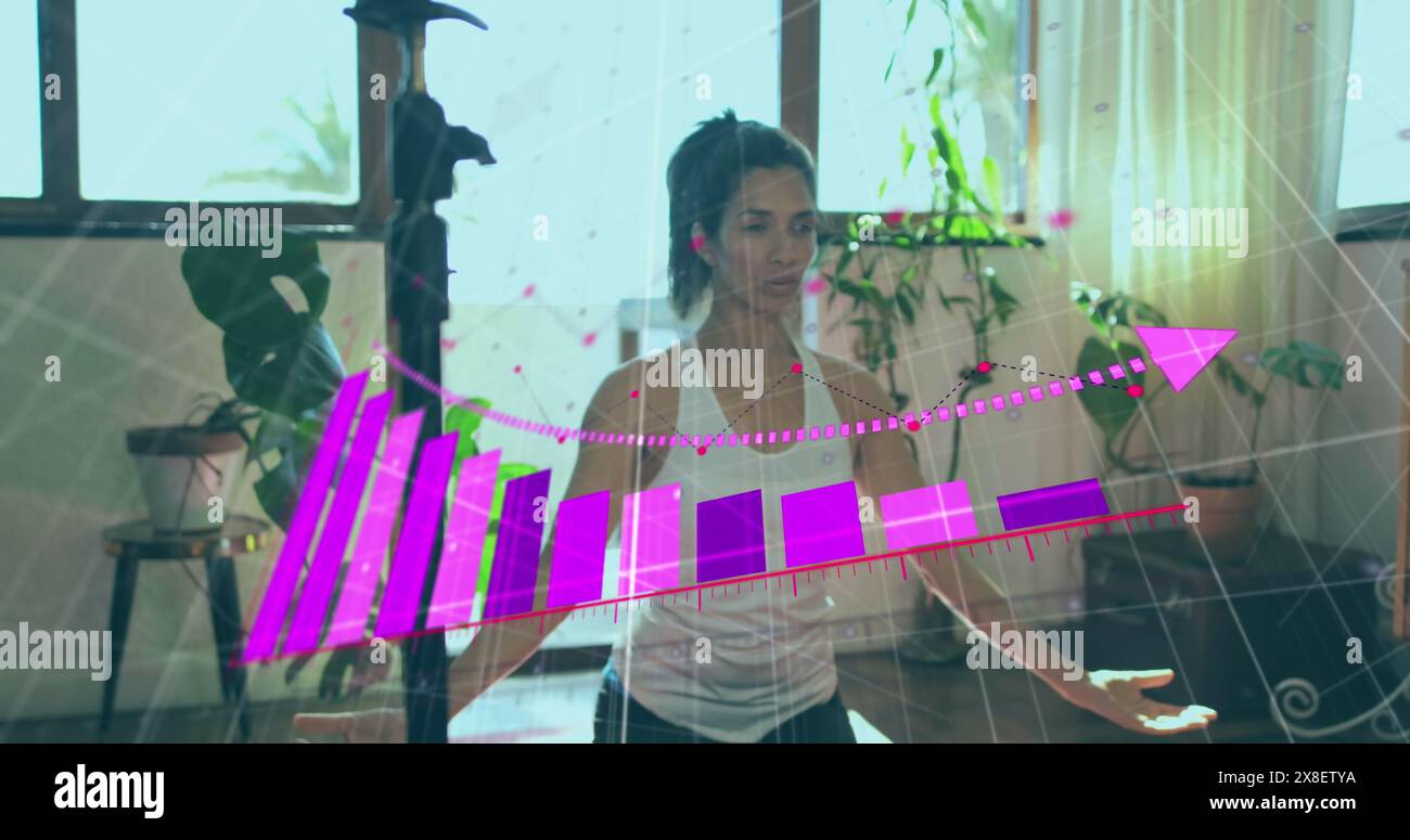 Immagine di una freccia sul grafico a barre sulla donna birazziale che insegna yoga online a studente Foto Stock