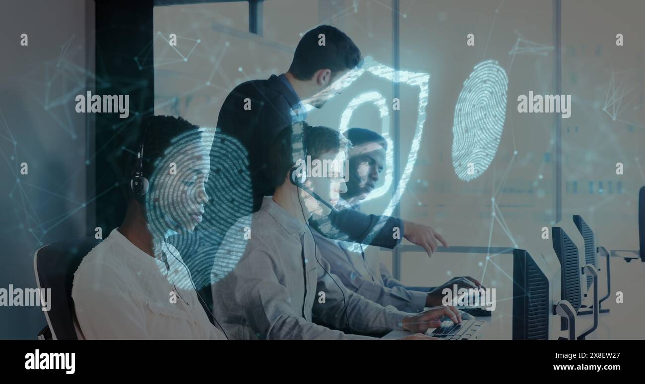 Giovani professionisti diversi si concentrano sulla sicurezza digitale nei computer Foto Stock