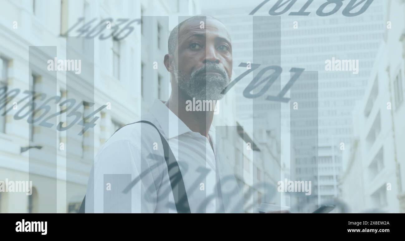 Immagine di grafici e numeri che cambiano, uomo africano anziano che usa il cellulare mentre beve caffè Foto Stock