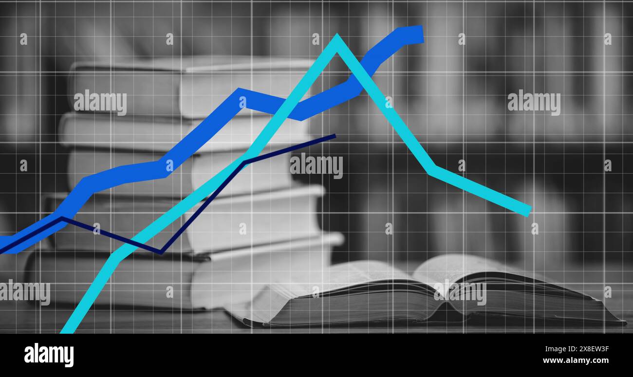 Libri poggiati sul tavolo, sfondo blu con una linea del grafico in aumento Foto Stock