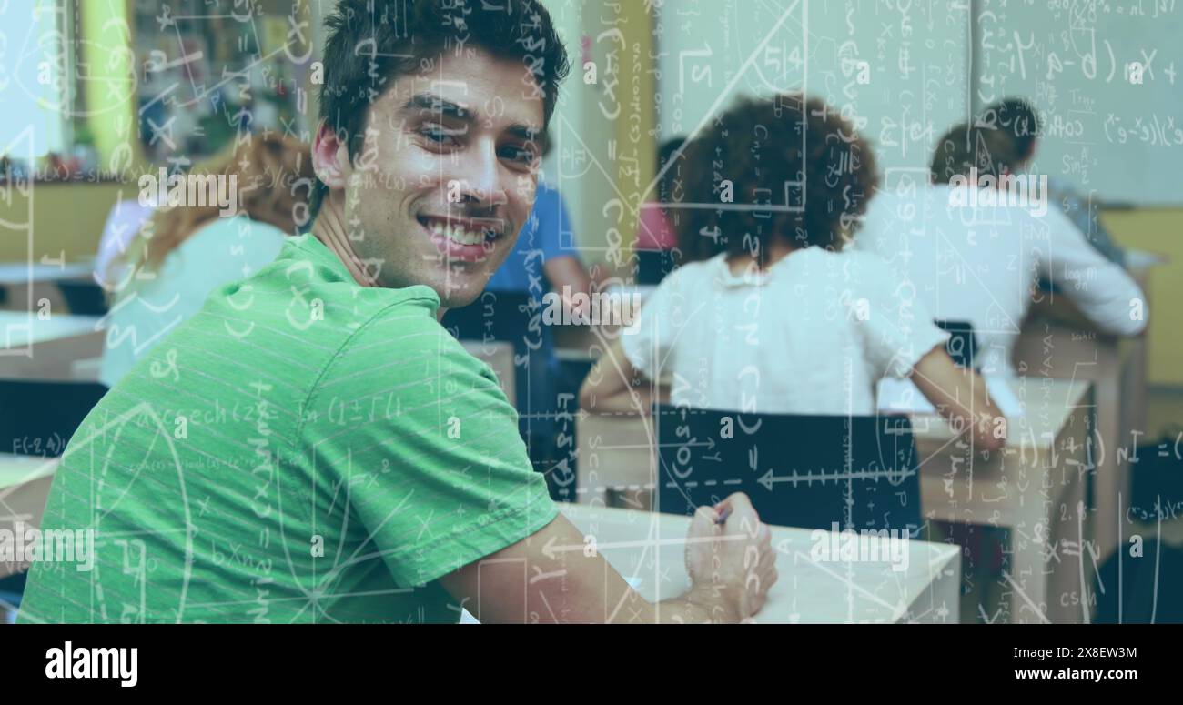 Lo studente maschio caucasico in camicia verde sorride a scuola Foto Stock