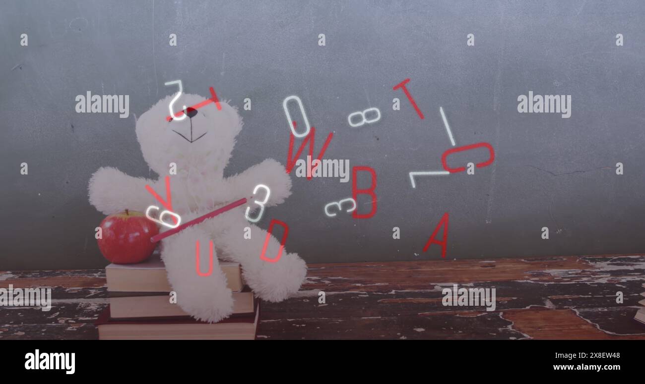 Orsacchiotto seduto sui libri, mele che riposano accanto ad esso Foto Stock