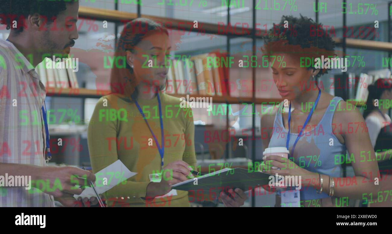 Immagine dell'elaborazione dei dati del mercato azionario su diversi colleghi che discutono di documenti in ufficio Foto Stock