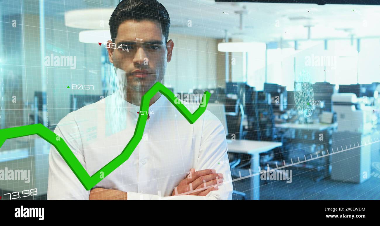 Immagine di schermi con elaborazione dati contro l'uomo birazziale con le braccia incrociate in piedi in ufficio Foto Stock