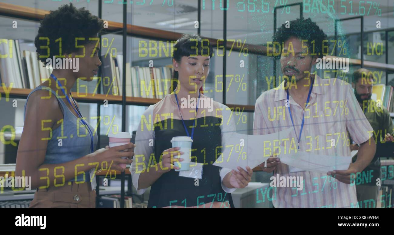 Immagine dell'elaborazione dei dati del mercato azionario su diversi colleghi che discutono di documenti in ufficio Foto Stock