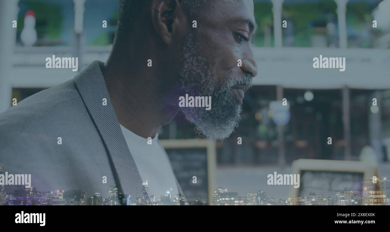 Papà afroamericano in abito grigio con tavoletta ha capelli e barba grigi corti Foto Stock