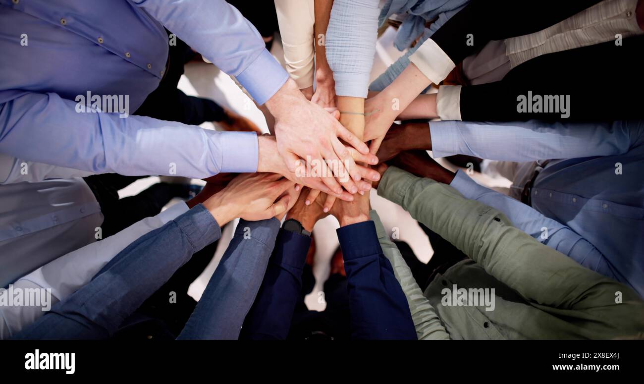 Diverse pile di mani multiculturali in cerchio. Mani coesive multirazziali Foto Stock