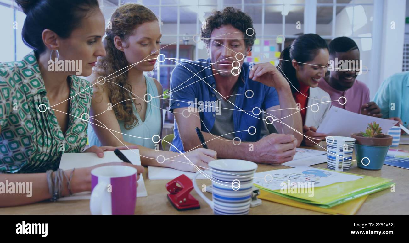 Immagine di punti di connessione con colleghi diversi che discutono insieme in ufficio Foto Stock