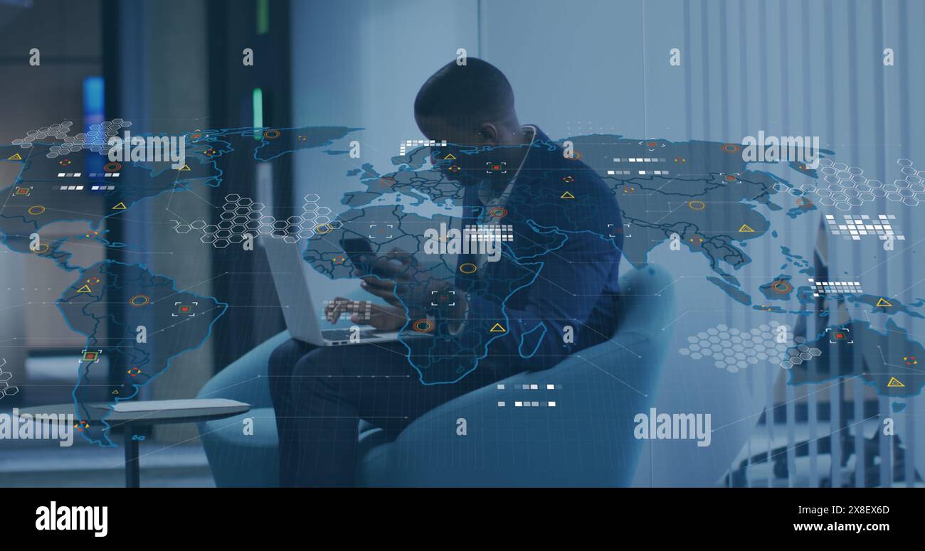 Immagine della mappa del mondo su un uomo d'affari afroamericano con laptop che utilizza lo smartphone in ufficio Foto Stock