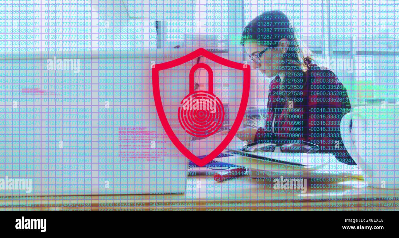 Immagine dell'impronta biometrica e dell'elaborazione dei dati su una donna d'affari caucasica che utilizza un laptop Foto Stock