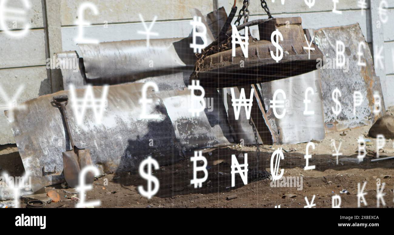 Immagine di un'interfaccia con simboli di valuta multipla contro gru magnetiche in funzione nel deposito di rifiuti Foto Stock