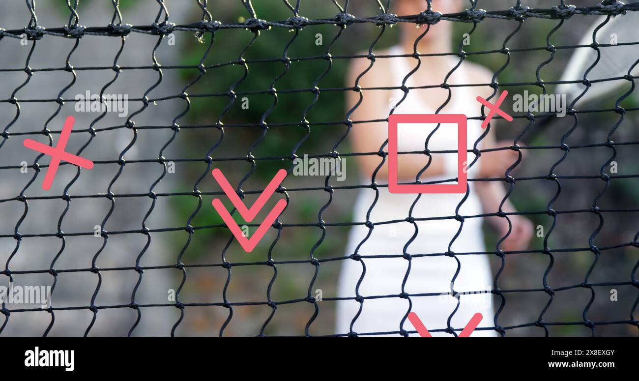 Immagine di frecce e forme geometriche, primo piano di reti contro una giocatrice di badminton caucasica Foto Stock