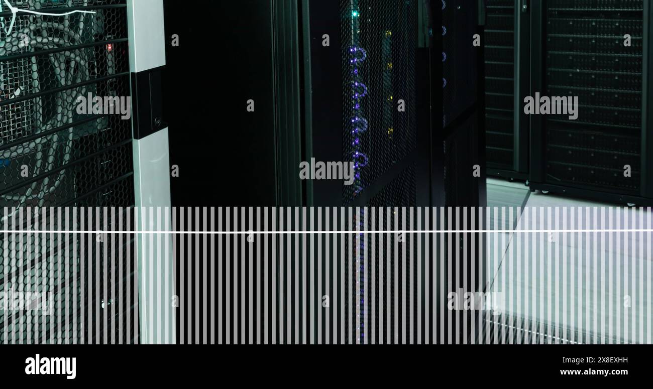 Immagine dell'elaborazione dei dati statistici rispetto alla sala server del computer Foto Stock