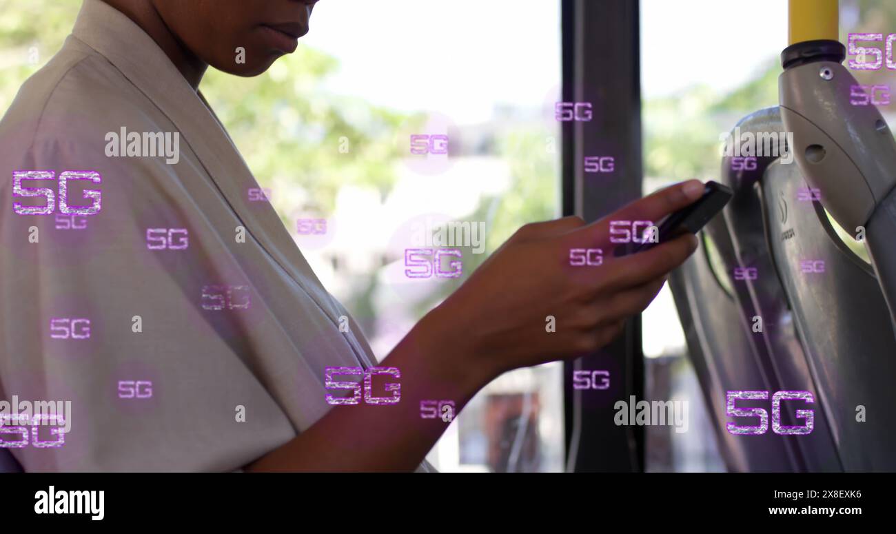 Immagine di più 5g di testo su capelli corti donna afroamericana che scorre sul cellulare in autobus Foto Stock