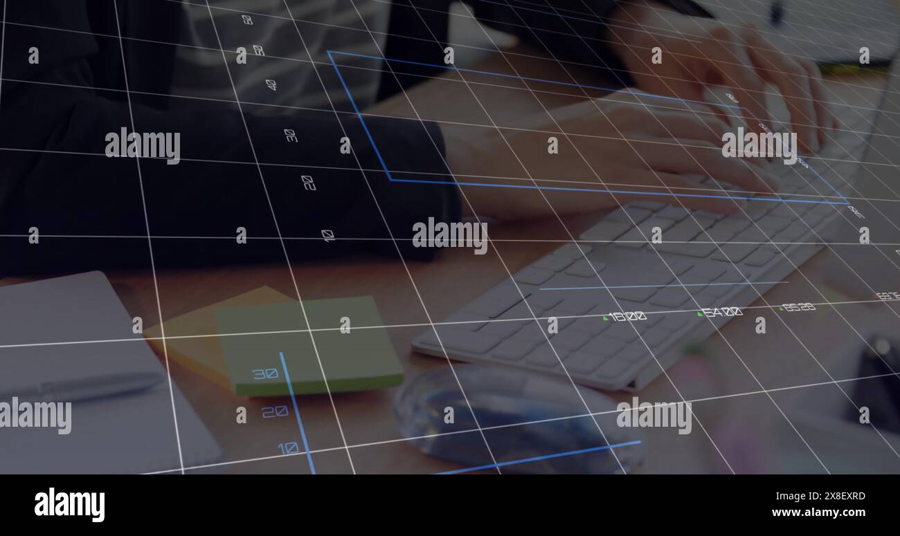 Persona che digita sulla tastiera di una scrivania con un notebook e appunti adesivi Foto Stock