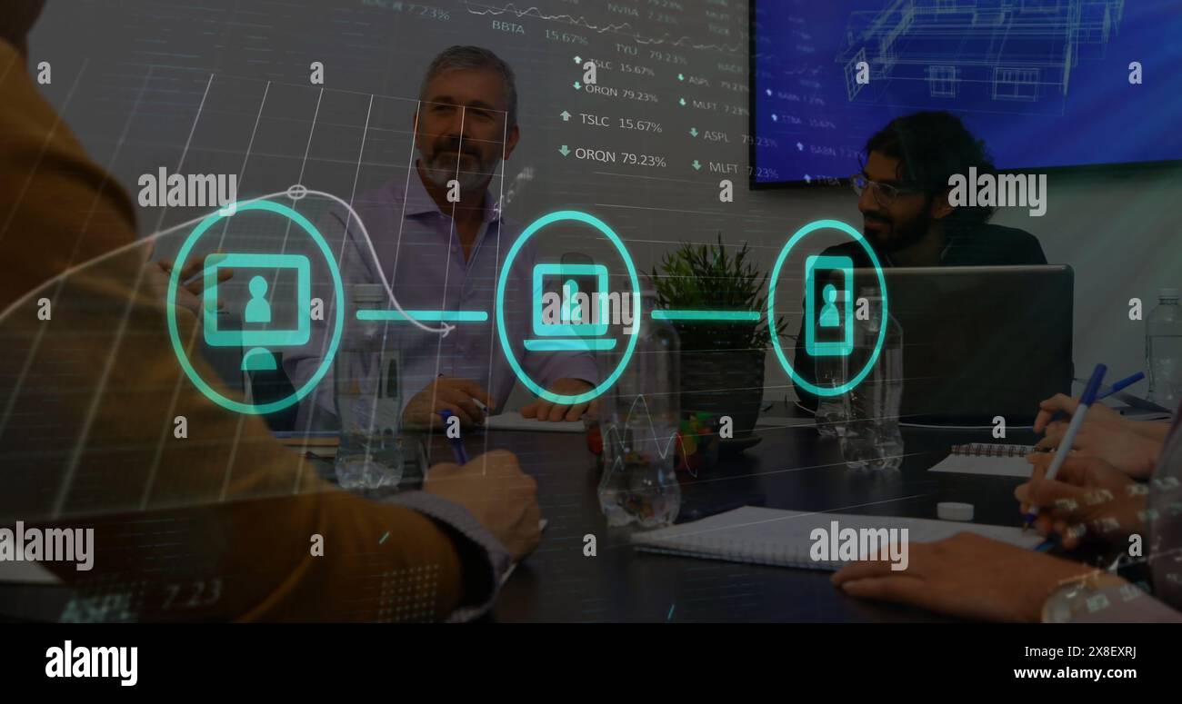 Immagine di icone di computer, laptop e telefono che formano un diagramma di flusso su diversi colleghi che discutono Foto Stock