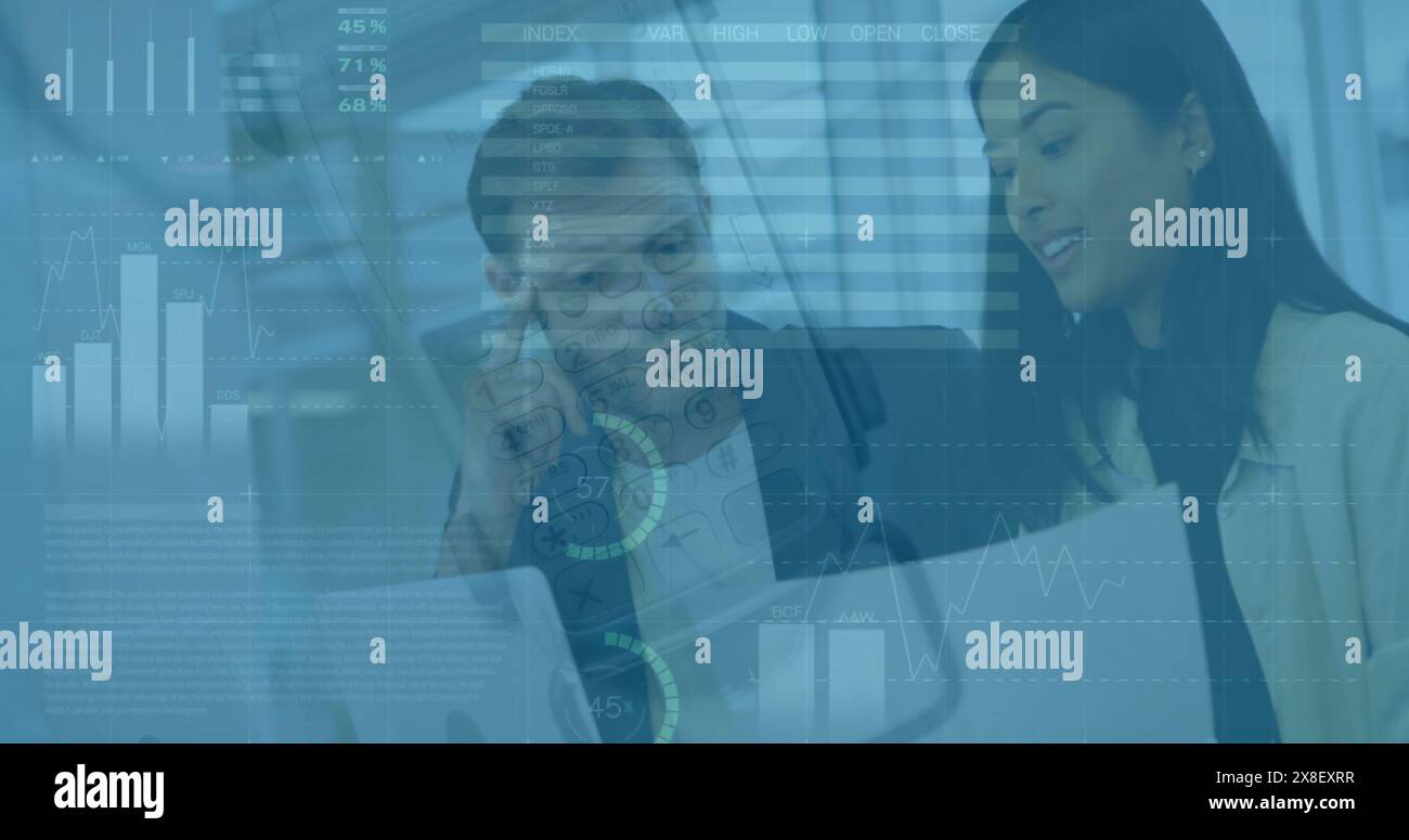 Immagine dell'interfaccia infografica su diversi colleghi che discutono documenti in ufficio Foto Stock