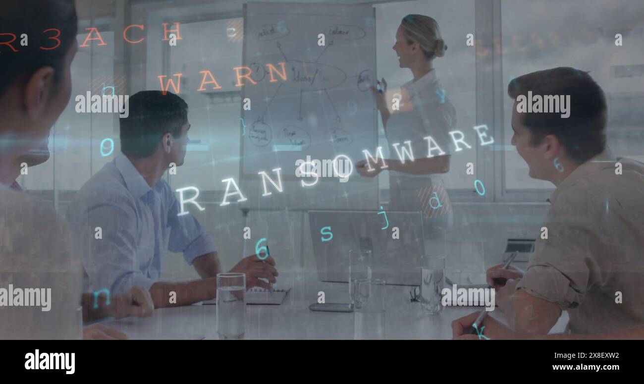 Immagine del linguaggio informatico su una donna d'affari caucasica che spiega il progetto ai colleghi Foto Stock