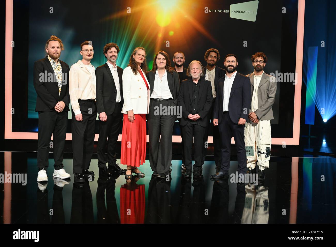 Colonia, Germania. 24 maggio 2024. I vincitori del premio Lukas Wunschik, Markus Ott, Nicolai Mehring, Anne Jünemann, Yana Höhnerbach, Philipp Straetker, Rainer Klausmann, Noah Böhm, Daniel Guliyev, Christopher Aoun, l-r, in posa sul palco alla 34a cerimonia di premiazione della camera tedesca crediti: Horst Galuschka/dpa/Horst Galuschka dpa/Alamy Live News Foto Stock