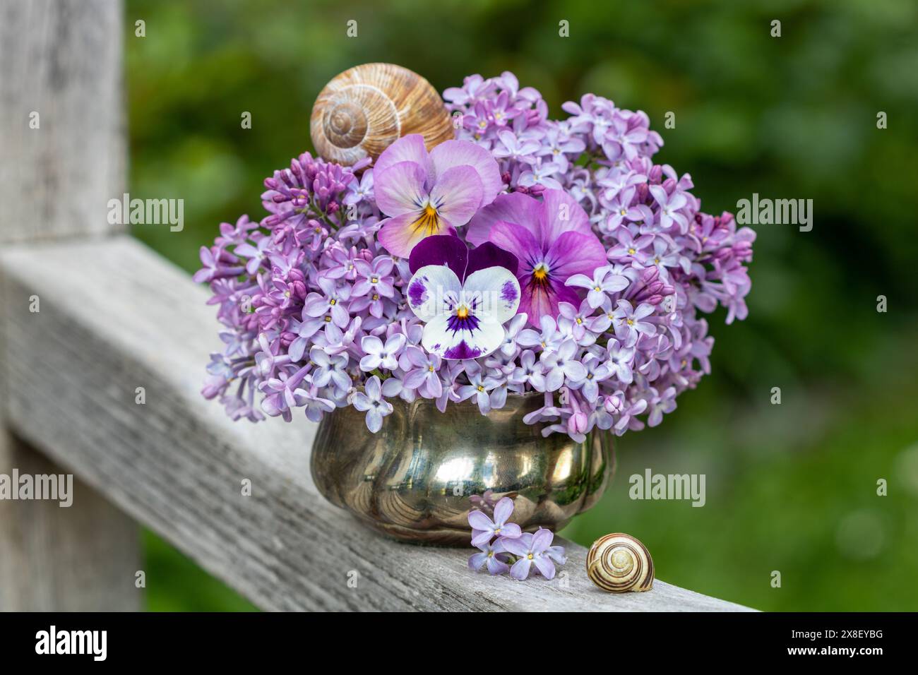 romantica composizione floreale con fiori viola viola viola e lilla Foto Stock