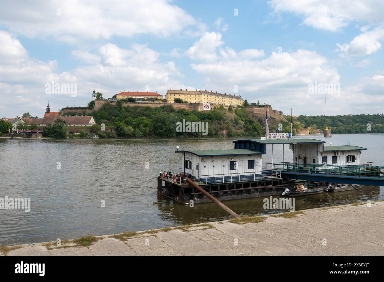 La fortezza di Petrovaradin e la sua famosa torre dell'orologio sul Danubio, a Novi Sad, in Serbia. Aprile 2024 Foto Stock