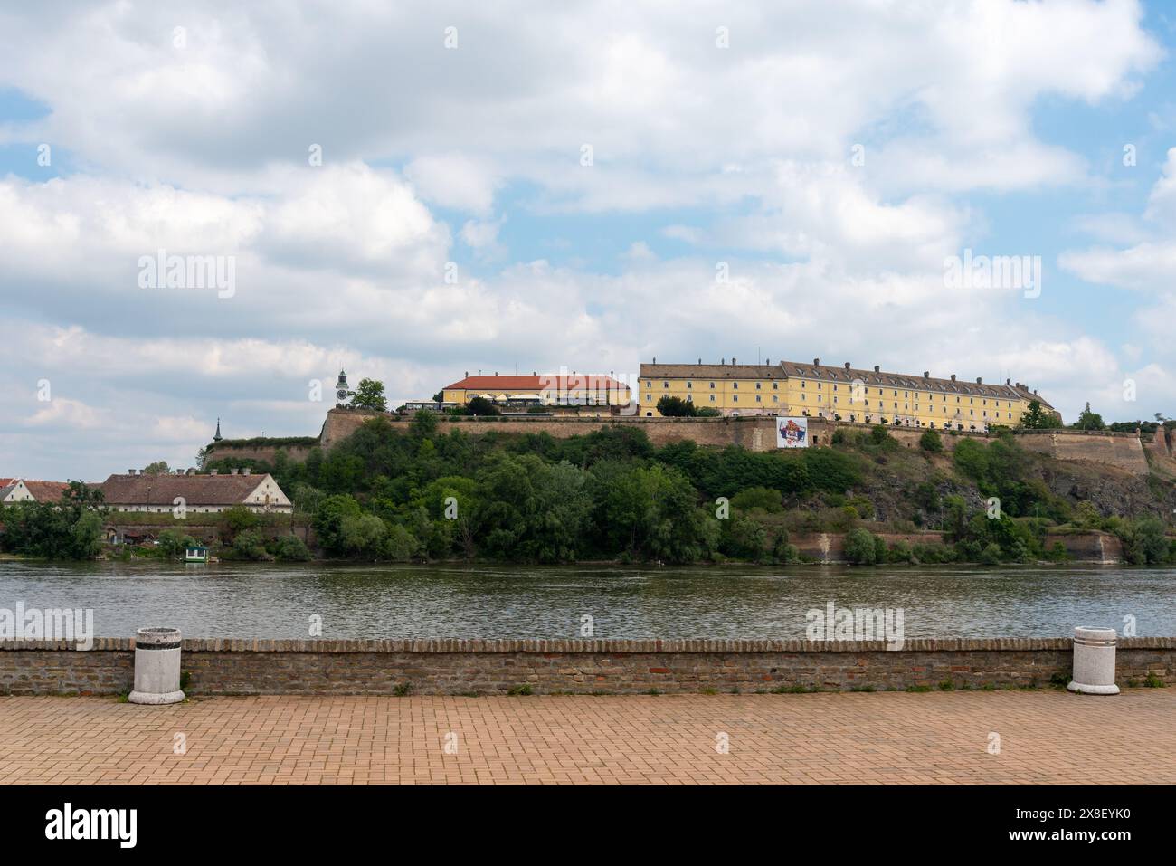 La fortezza di Petrovaradin e la sua famosa torre dell'orologio sul Danubio, a Novi Sad, in Serbia. Aprile 2024 Foto Stock